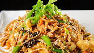 Лапша соба с креветками и шиитаке