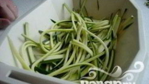 лапша тальятелле с цукини и ветчиной