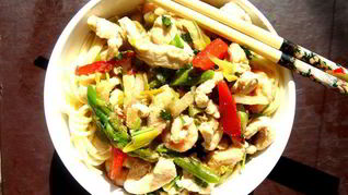 Лапша-удон с курицей и креветками