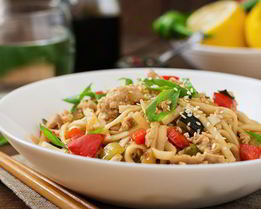 Лапша удон с овощами и курицей по-японски