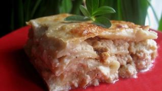 Лазанья с курицей и сливочным соусом