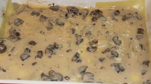 мясная лазанья с грибным соусом
