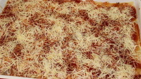 мясная лазанья с грибным соусом