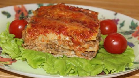 мясная лазанья с грибным соусом