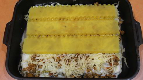 мясная лазанья с соусом бешамель