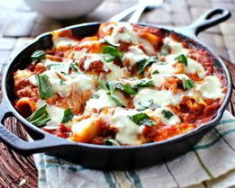 Мясная лазанья в сковороде