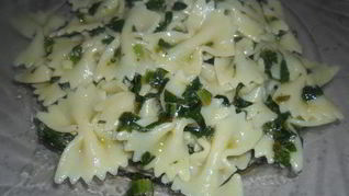 Бабочки с жареным шпинатом