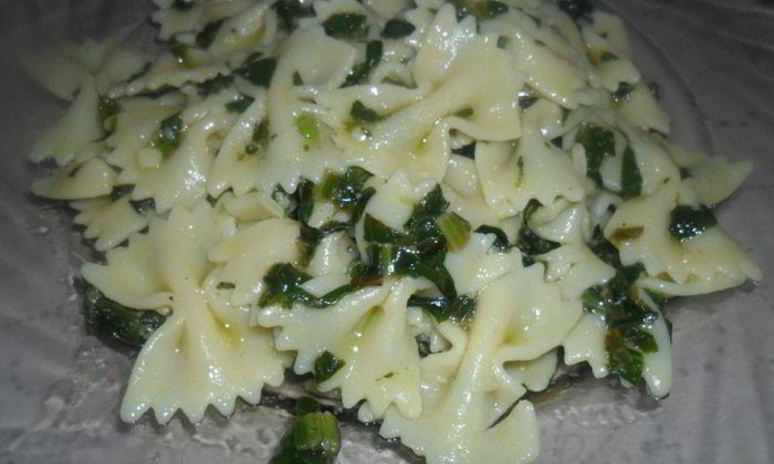 Рецепт бабочек с жареным шпинатом