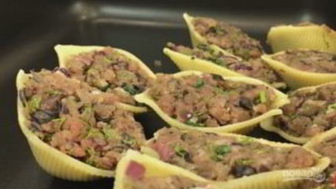 фаршированные макароны ракушки под соусом бешамель