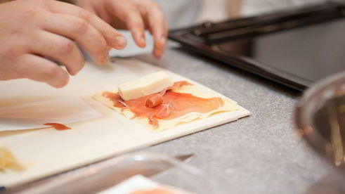 каннеллони с ветчиной и моцареллой