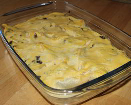 Конкильони, фаршированные индейкой, со сливочно-тыквенным соусом