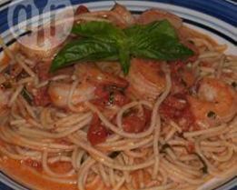 Макароны с креветками в розовом соусе