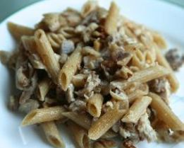 Макароны с отварной курицей и грецкими орехами