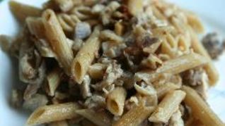 Макароны с отварной курицей и грецкими орехами