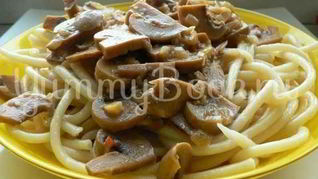Макароны с шампиньонами под сливочным соусом