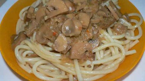 макароны с шампиньонами под сливочным соусом