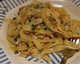 Макароны с яйцами, анчоусами и сухарями