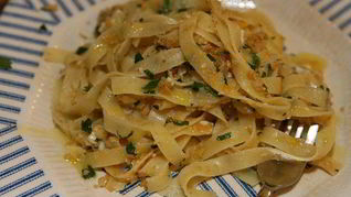 Макароны с яйцами, анчоусами и сухарями