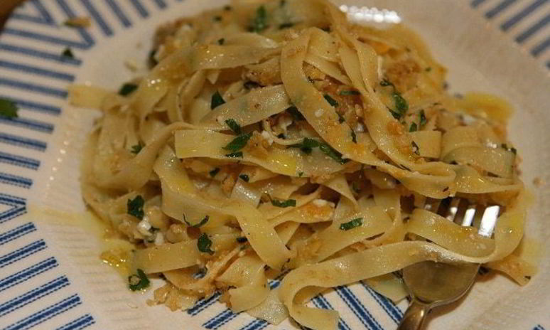 Рецепт макарон с яйцами, анчоусами и сухарями