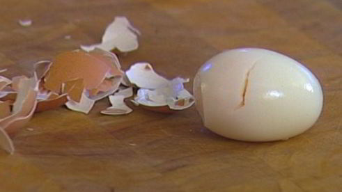 макароны с яйцами, анчоусами и сухарями