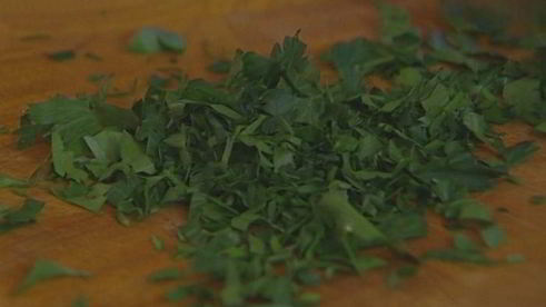 макароны с яйцами, анчоусами и сухарями