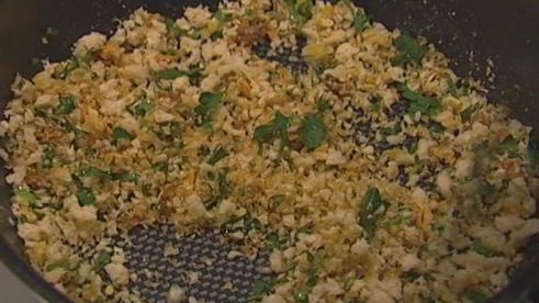 макароны с яйцами, анчоусами и сухарями