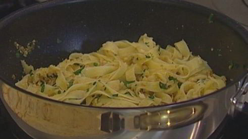 макароны с яйцами, анчоусами и сухарями