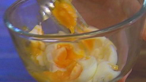 макароны с яйцами, анчоусами и сухарями