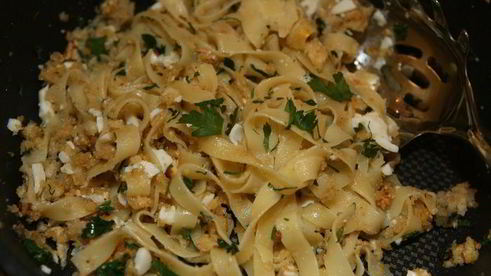 макароны с яйцами, анчоусами и сухарями