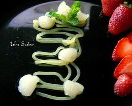 Молекулярные спагетти с шариками из водки