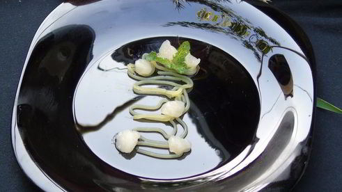 молекулярные спагетти с шариками из водки