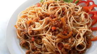 Паста с фаршем и помидорами