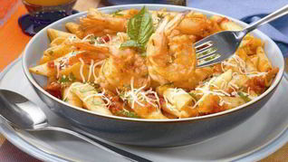 Паста с креветками и томатным соусом