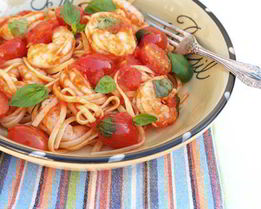 Паста с креветками, помидорами и базиликом