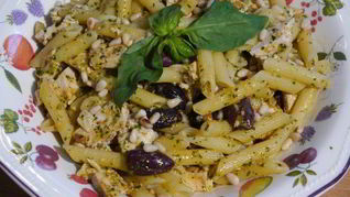 Паста с курицей, оливками и соусом песто