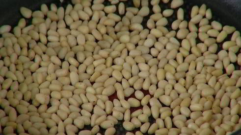 паста с курицей, оливками и соусом песто