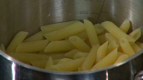 паста с курицей, оливками и соусом песто