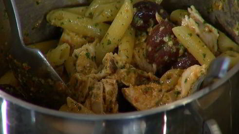 паста с курицей, оливками и соусом песто