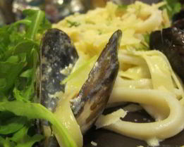 Паста с мидиями, креветками, кальмарами и руколой