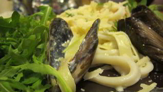 Паста с мидиями, креветками, кальмарами и руколой