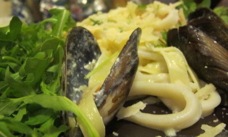 Рецепт пасты с мидиями, креветками, кальмарами и руколой