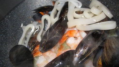 паста с мидиями, креветками, кальмарами и руколой