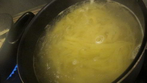 паста с мидиями, креветками, кальмарами и руколой