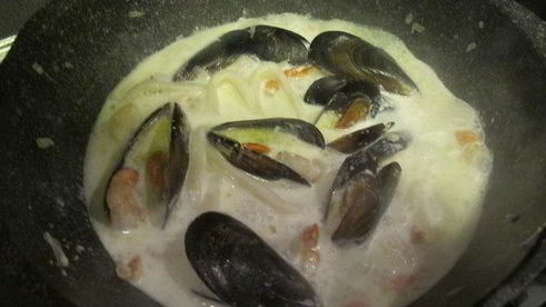 паста с мидиями, креветками, кальмарами и руколой