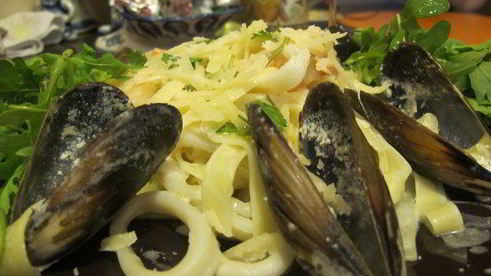 паста с мидиями, креветками, кальмарами и руколой