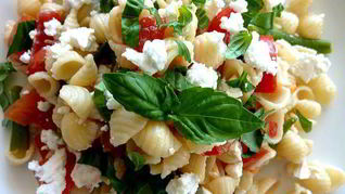 Паста с помидорами и зеленой фасолью