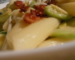 Паста с цукини, авокадо и хрустящим беконом