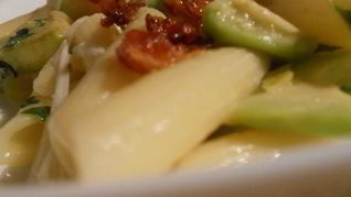 Паста с цукини, авокадо и хрустящим беконом