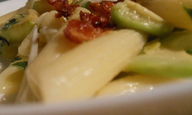 Рецепт пасты с цукини, авокадо и хрустящим беконом