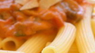 Паста с тыквой, грибами, горгонзолой и чипсами из шалфея